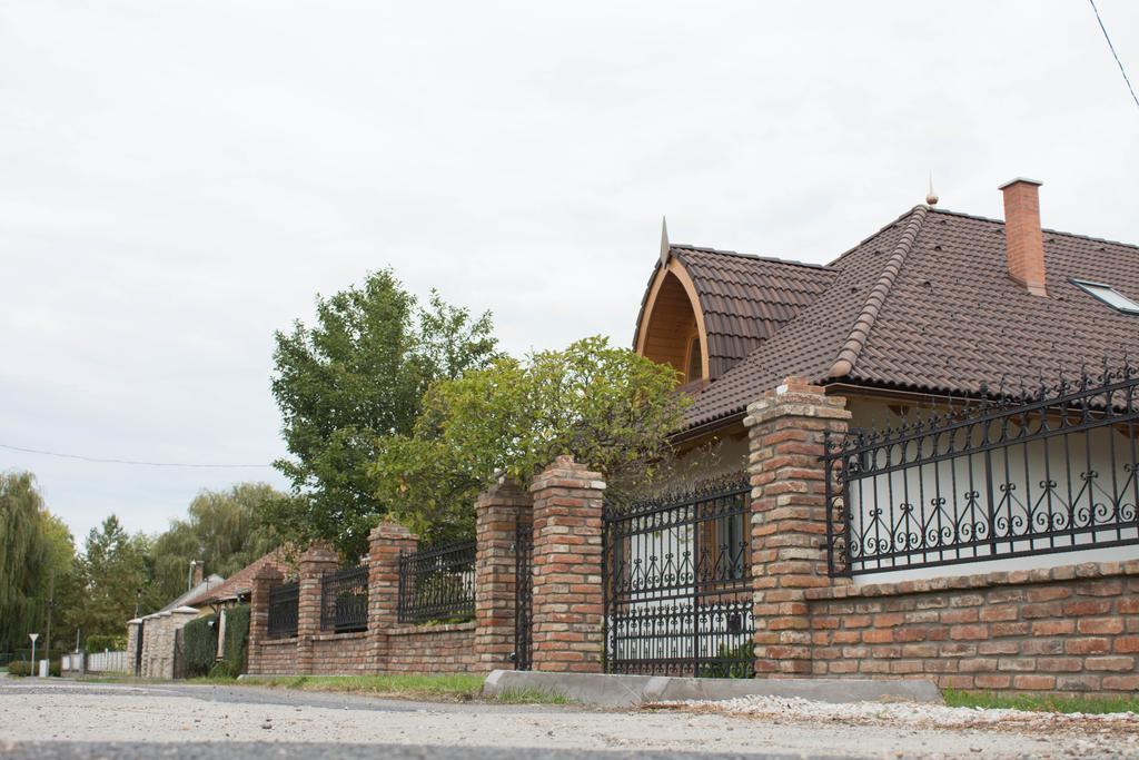 Villa Maximilian Balatonkeresztúr Esterno foto